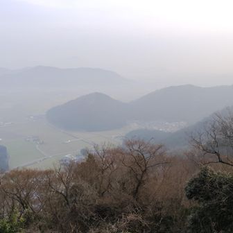 展望台から霞んでる中、涅槃像。より一層、存在感😁