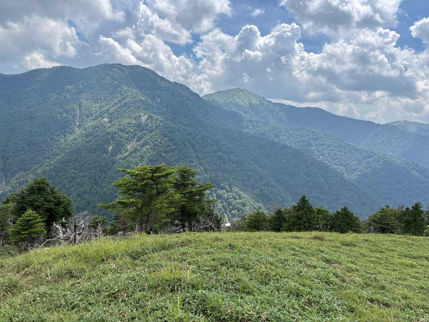 山頂は名の通り丸っこく、360度見渡せます
写真は剣山方面