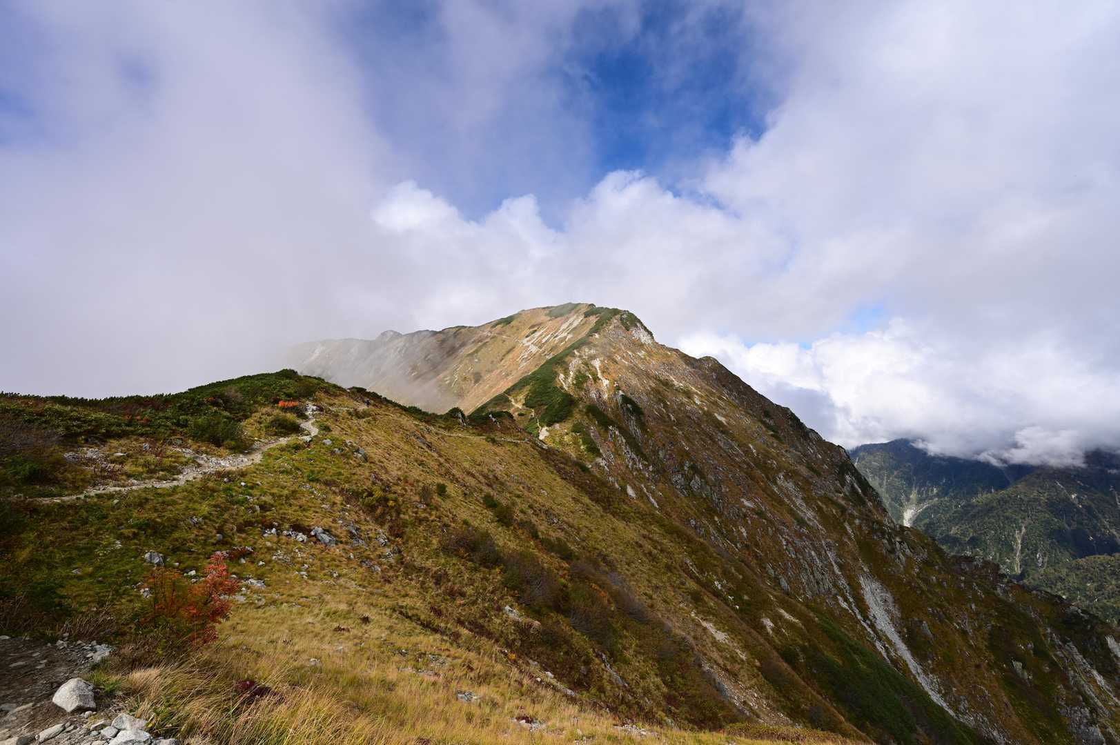 室堂乗越～奥大日岳間。
岩ごろごろ道を越えたら再び尾根歩き。
剱岳方面を見ながら歩ける。