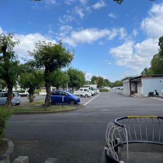 　駐車場からスタートします。
前脚から始めます。