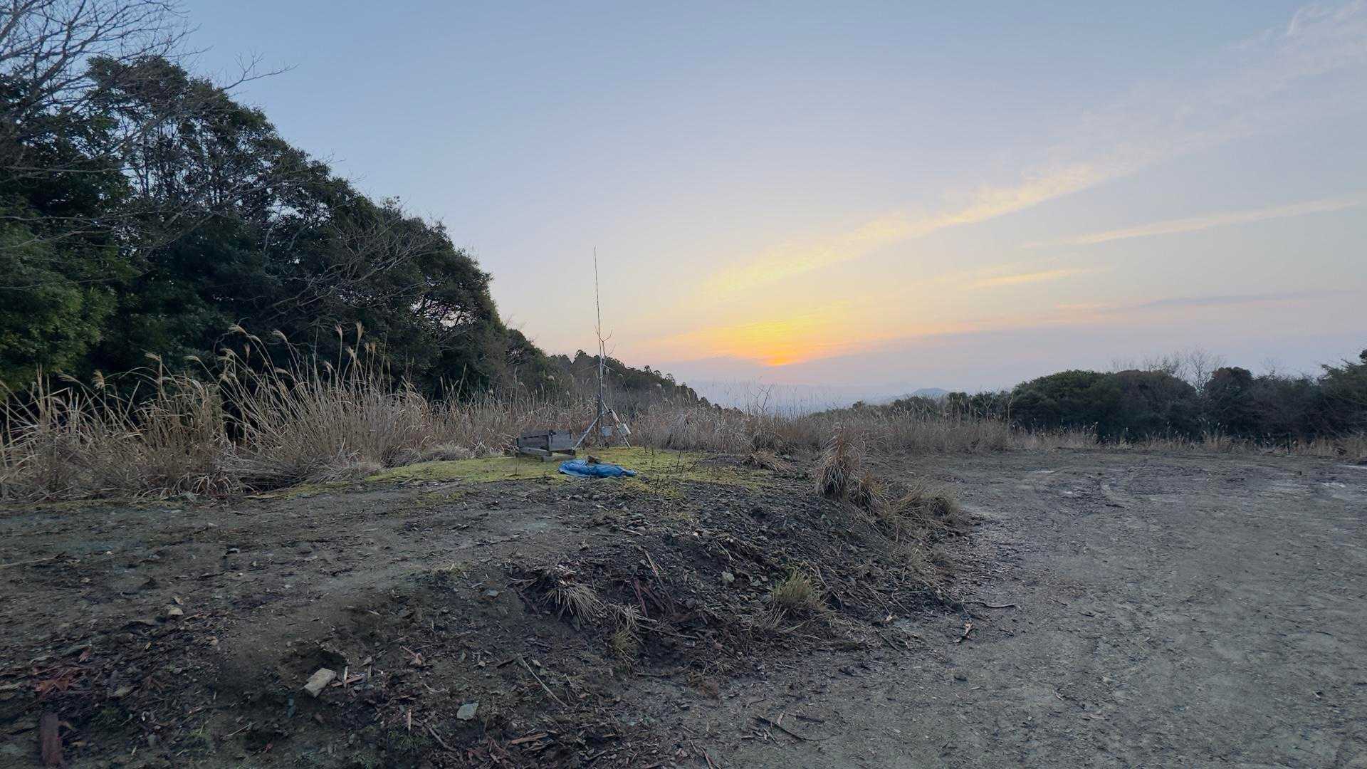 西山大展望からの日の出。
昔は展望台あったのかなぁ。