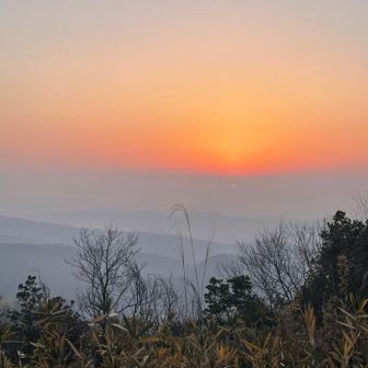 日の出はボヤんと。
ホームの福山の日の出は久々見たなぁ
