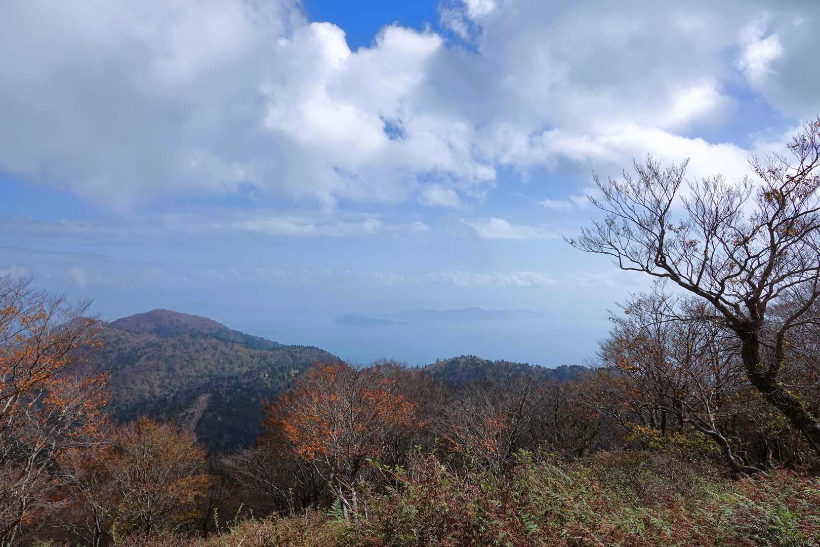計画外の▲コヤマノ岳に寄ってみた
沖島が見えた