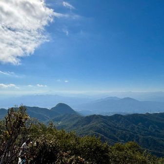 黒檜山から5分程 北側に進むと、
開けた場所があり 見事な眺望👀💙