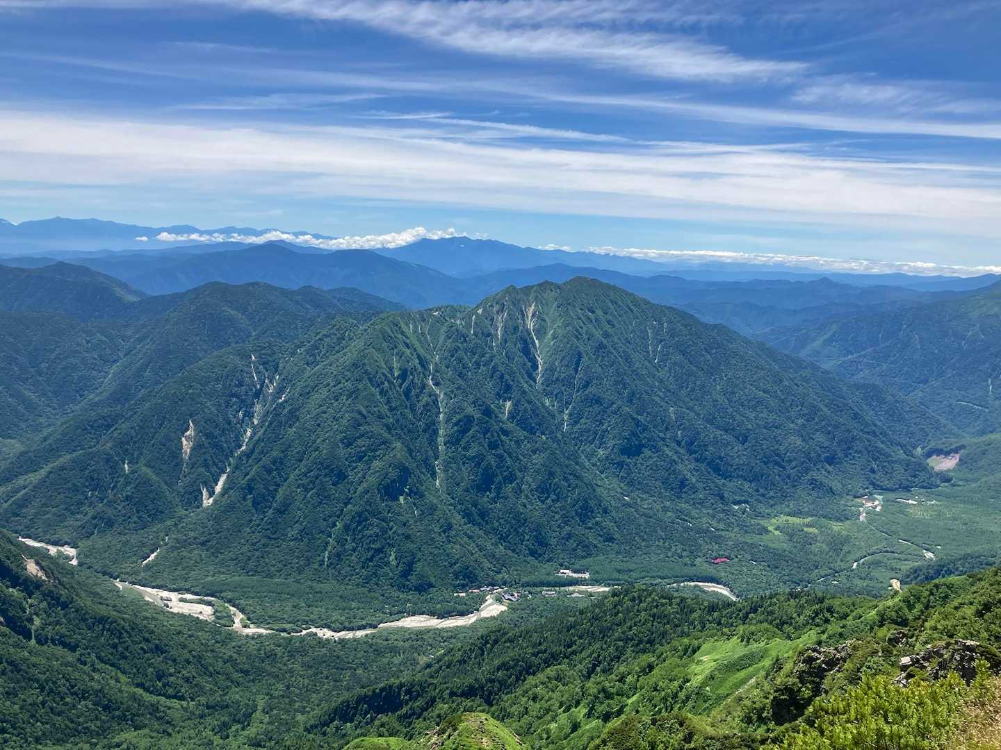 中央手前に六百山と右に霞沢岳