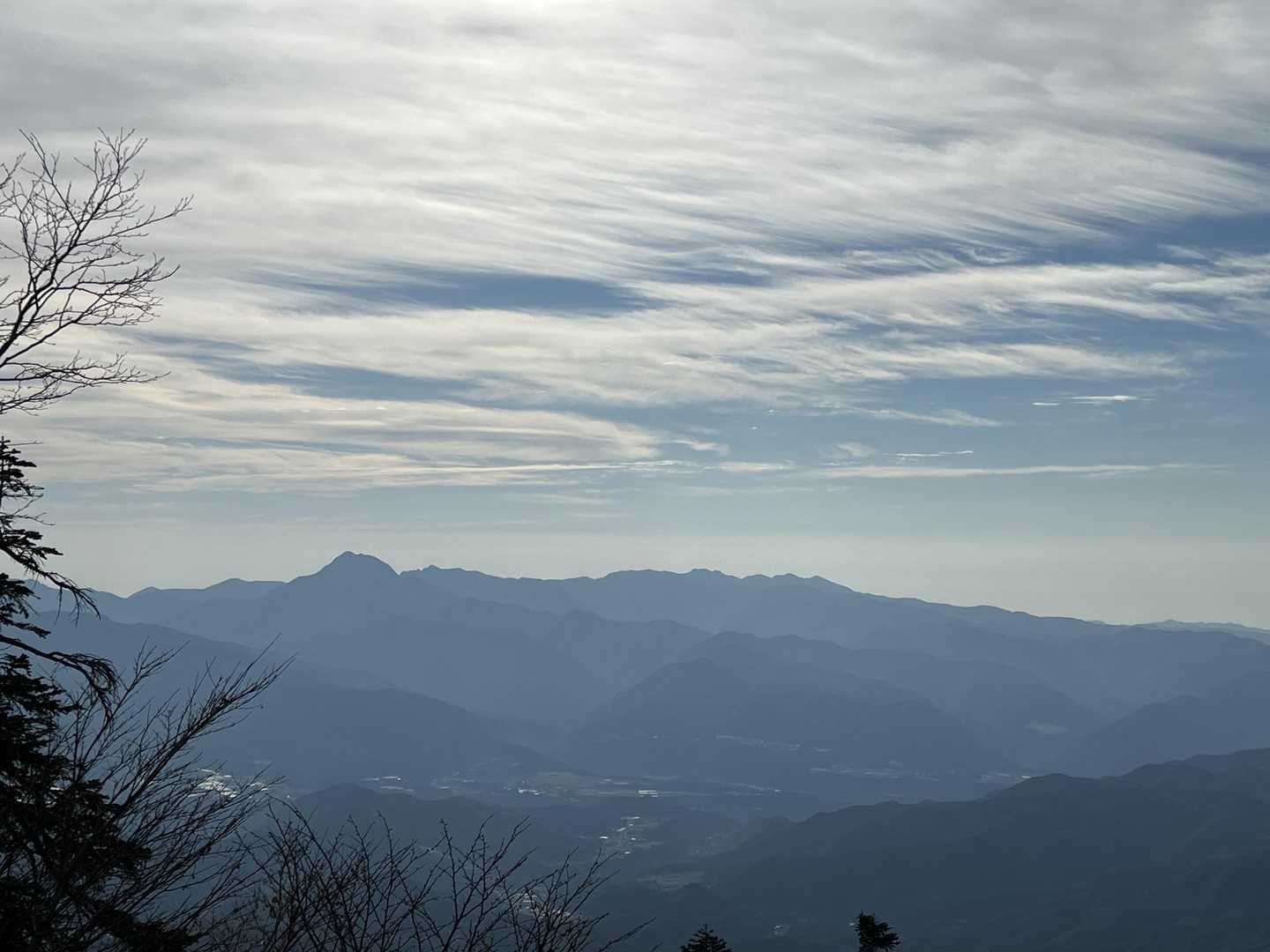 左側の高い山は皇海山ですね、たぶん…（笑）