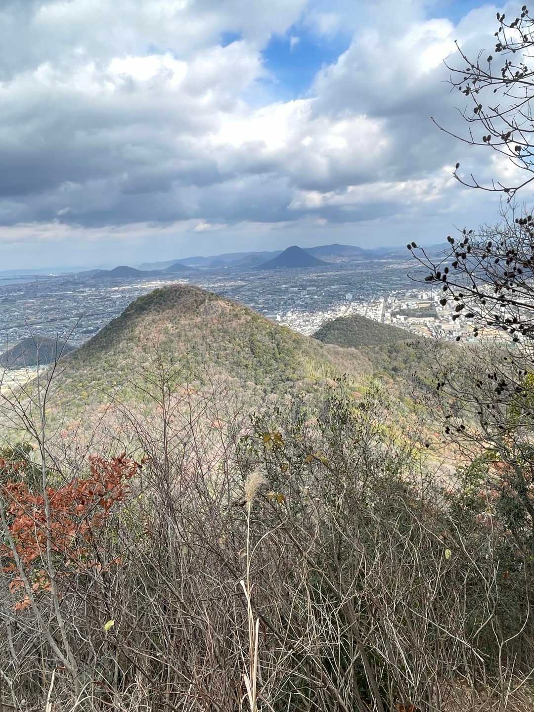 山頂15分の標識に出たƪ(˘⌣˘)ʃ
筆ノ山が下になり、少し傾斜が緩む