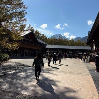 バスターミナル到着‼️
お疲れさまでした
すでにバス待ち列ができており、そのまま並び…
次のバスに🚌
道路は片側バスの駐車場🅿️と化してました😱