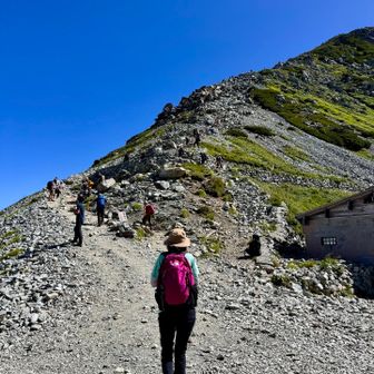 ここから本格的な登山道
岩場やガレ場の急登が続きます