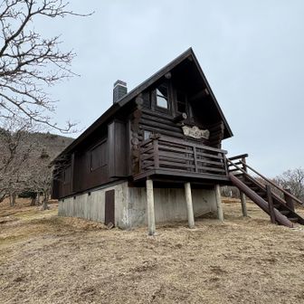明神平に到着。天王寺高校所有のあしび山荘、塗装が新しく塗り替えられました。去年壊れていた雨戸も修復されていた😳