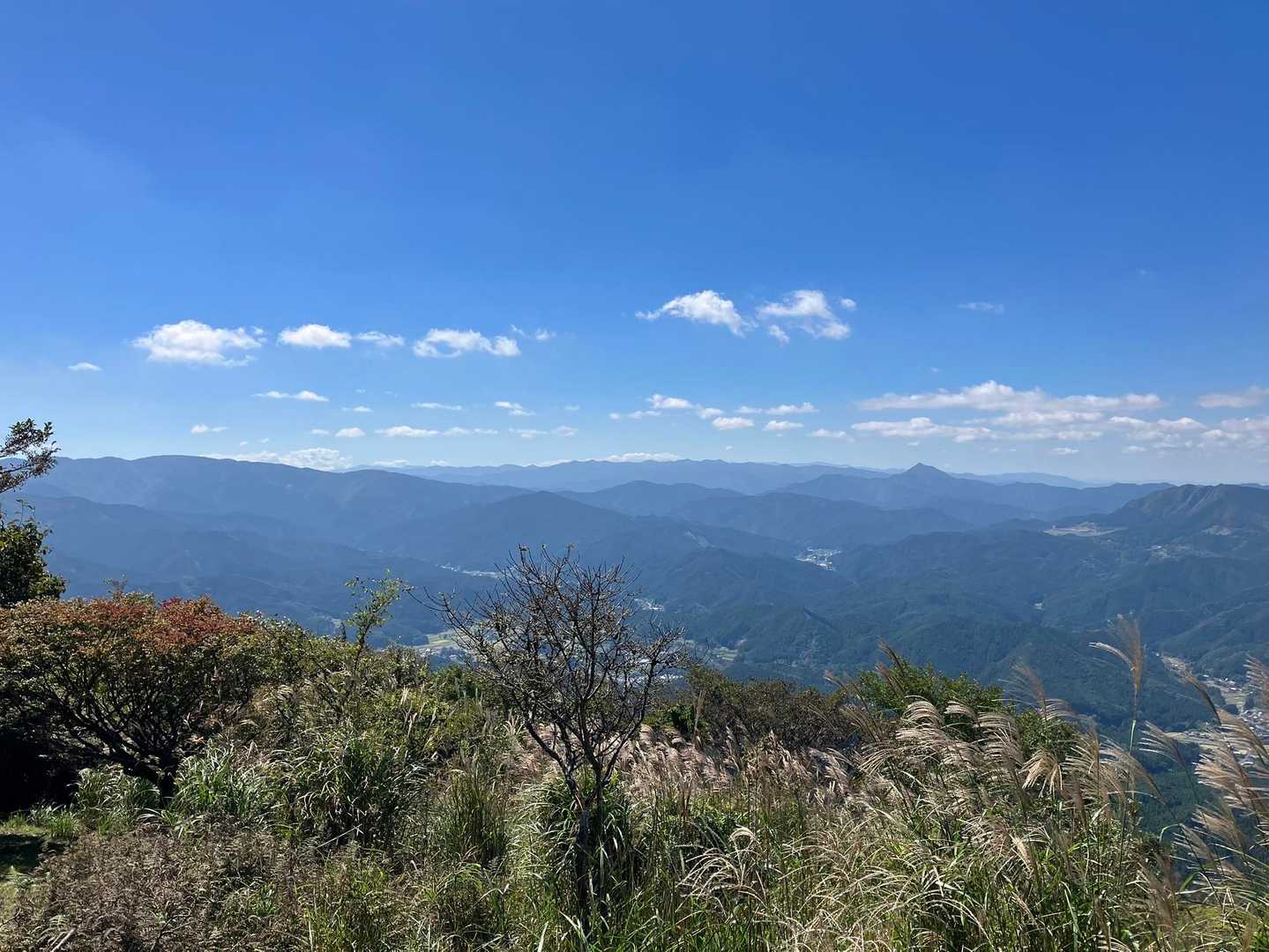 三峰山〜高見山の稜線が見えてる👀
あそこ歩くの長かったなぁ〜