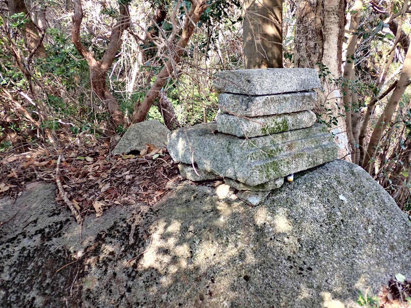 昔は石祠があったのでしょうね。