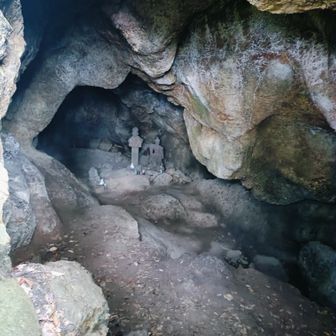 洞窟の中には石仏が安置されてました。