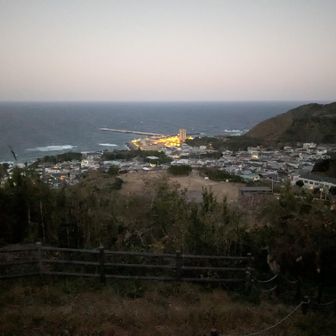 しかし星空あまり見えなかったので秩父山に向かいます
写真だと明るいですがまだ暗い
夜の峠道をトボトボ歩いてたら地元のドライバーに「大丈夫ですかー！？乗りますか？」と声をかけられる😅
ありがたいが登山口近いので丁重に辞退
ヤバいやつだと思われたんだろう
まあ間違ってはない🤣