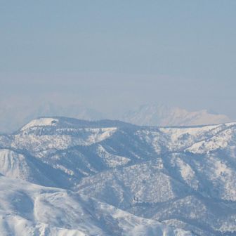 西の白馬岳あたりがうっすら見える