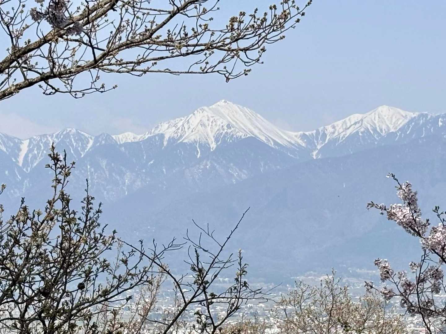 常念岳が霞んでます