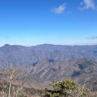 妙見ノ頭からは、これまで見えなかった東側の景色が開けています。
左の小高いのは雲取山かな？