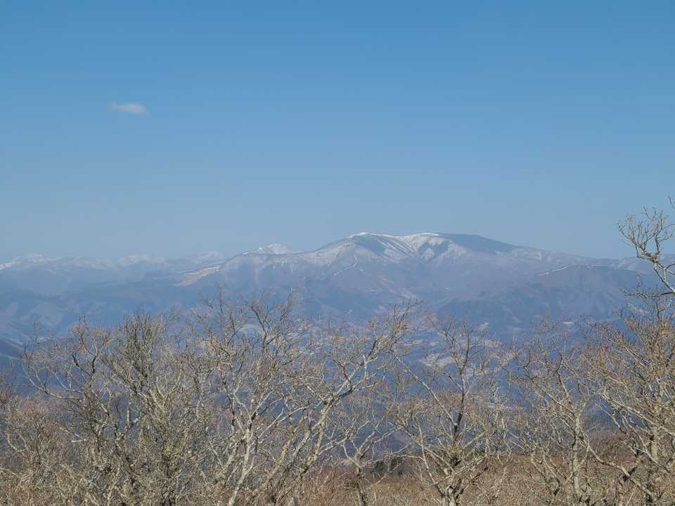 氷上山山頂より五葉山を望む。