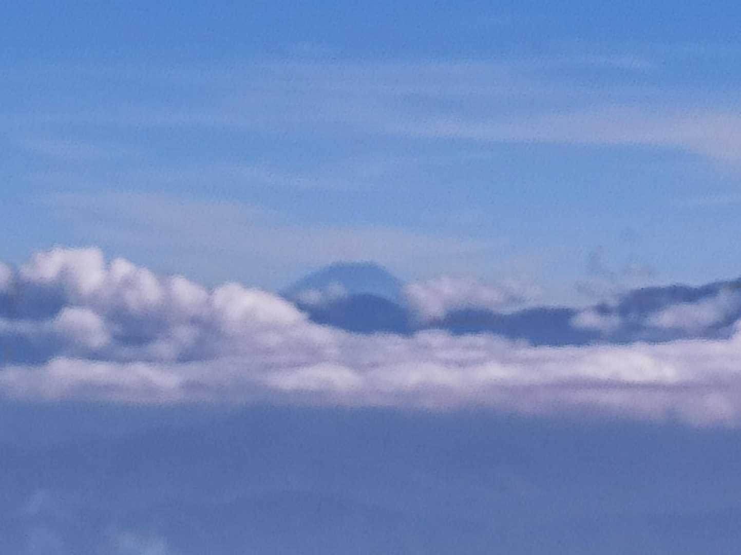 遠くに富士山