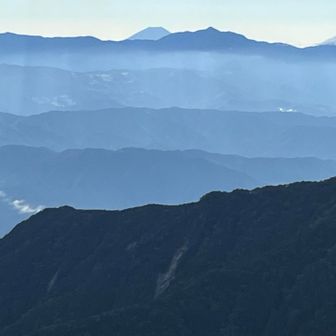 幾重にも重なる山並みと富士山
良いねぇ〜
