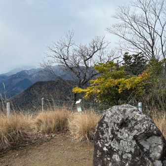 上りきったところから少しそれた場所にある展望スペースから見た大山方面は雪ですね。
ここには発句石という石がありました。