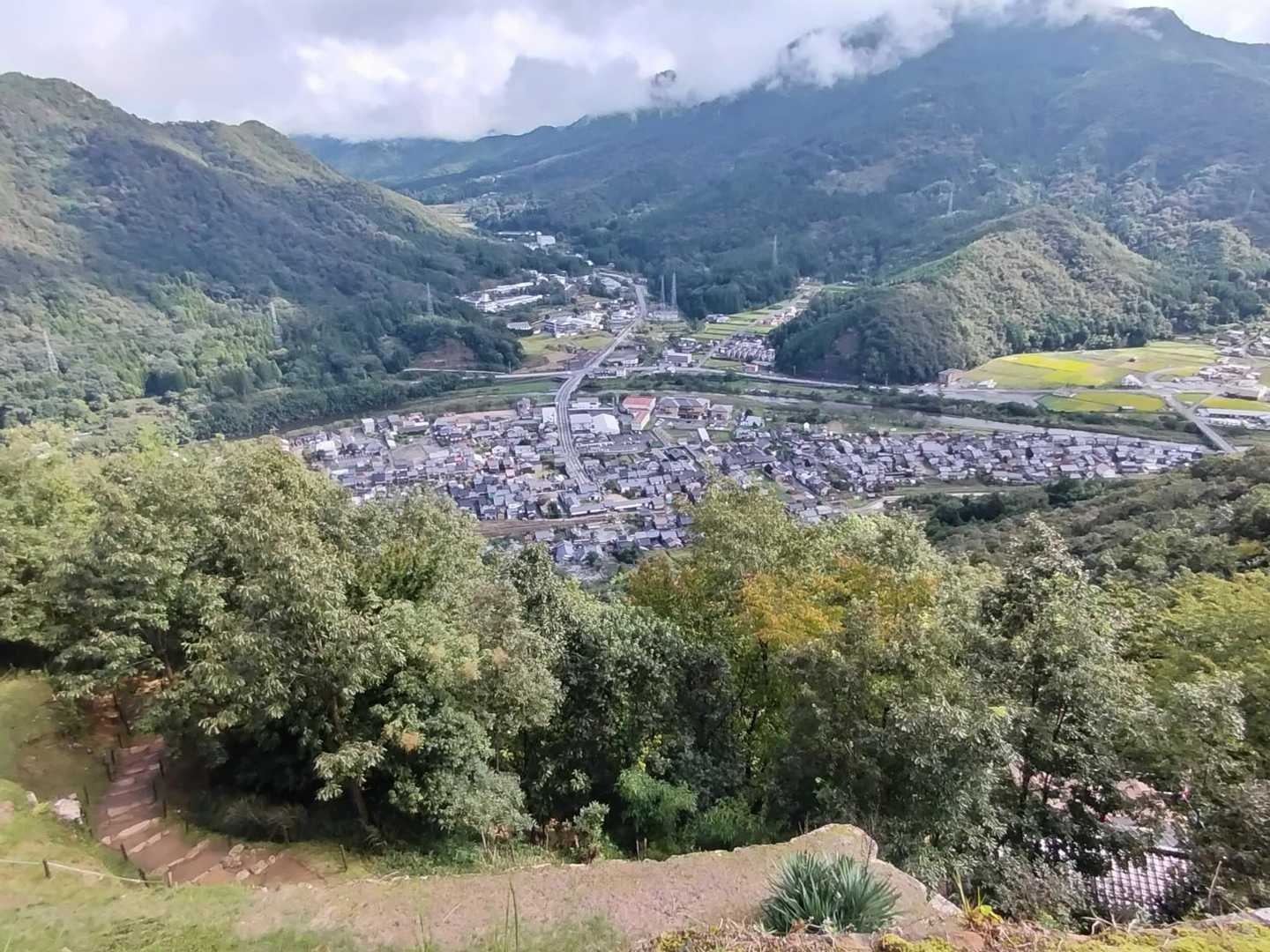 二の丸からの眺め✨️
山麓には城下町が広がり、川があります

地元ガイドのお話から、元々この城側の山麓に川が流れていたのです（天然の堀）
戦がない時代になり、城下町を造るために向かい側の山麓に川を付け替えたそうです
