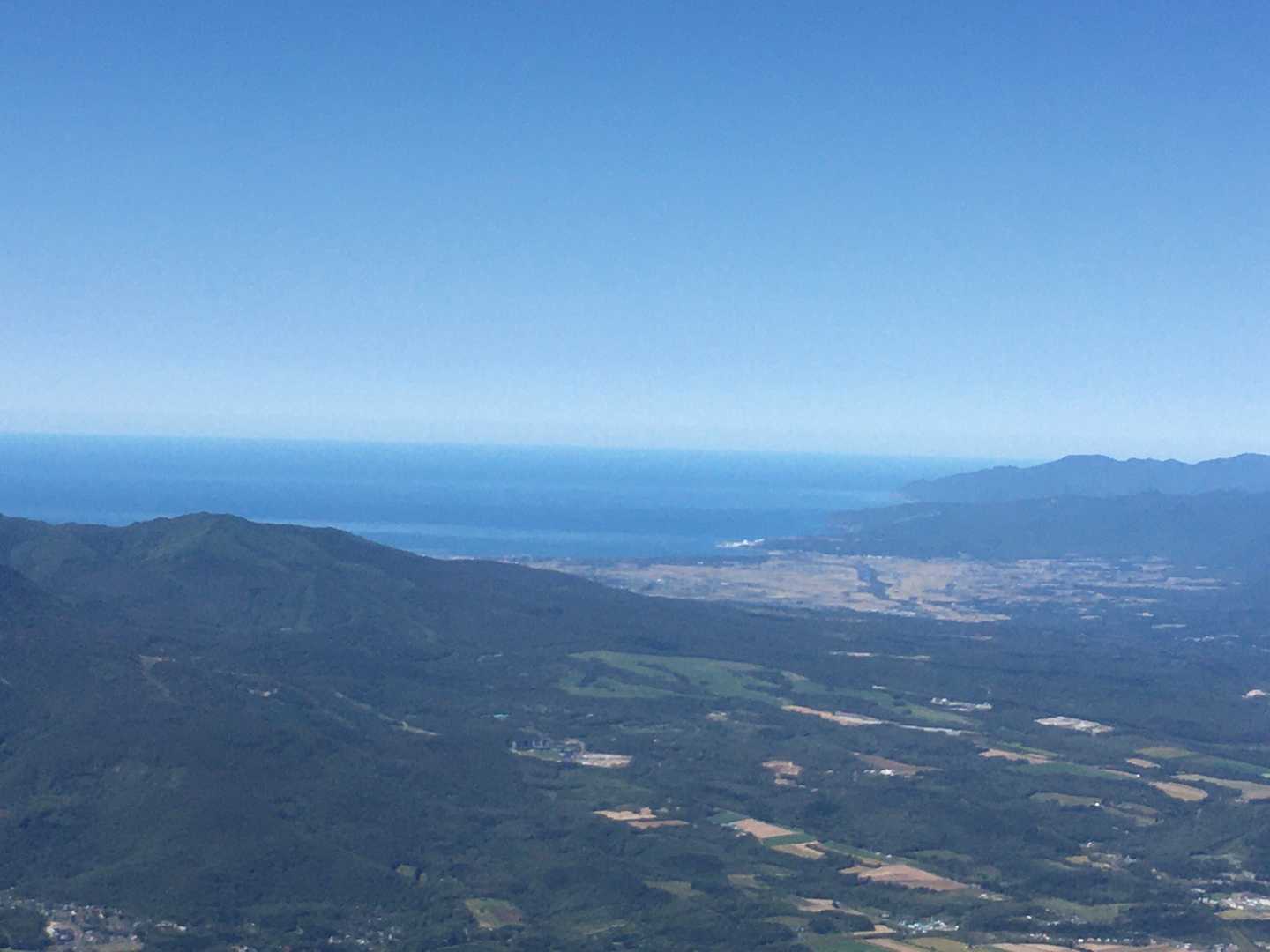 日本海、先週岩内岳から見た海岸線です😄❗️