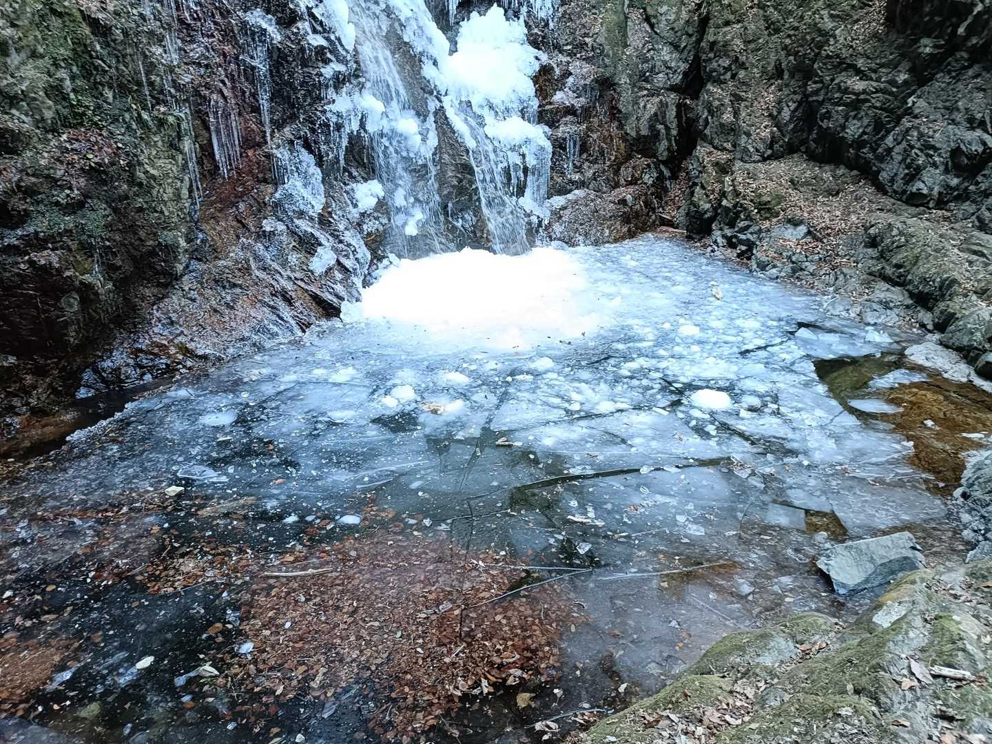 滝壺も氷がはってます🧊