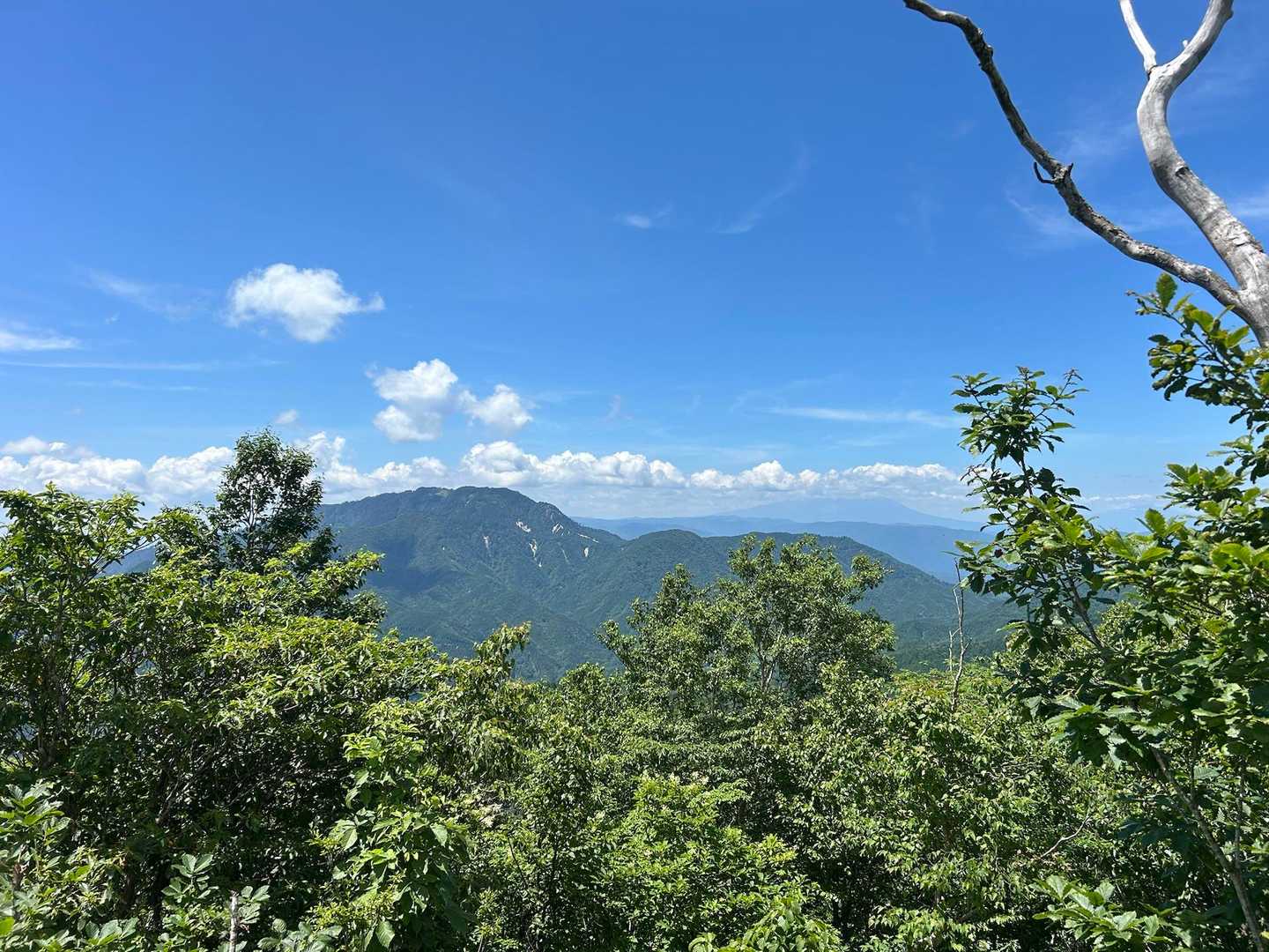 南木曽岳、その奥に御嶽山、乗鞍岳などがうっすら見えます