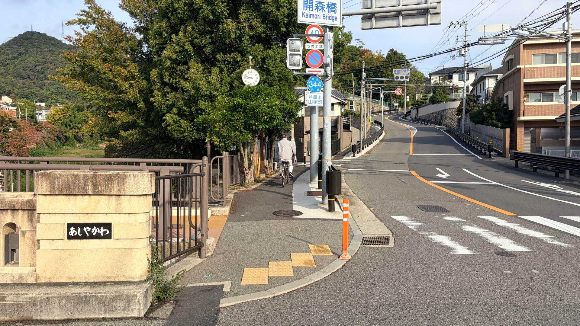 いつもと違い、橋を渡ってライト坂を進みます