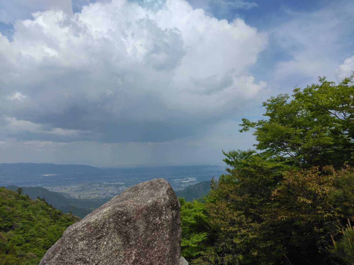 雷鳴が。聞こえる方向を見ると黒い雲が遠方に。黒い雲の下は雨っぽいね。雷が近くにだったら恐怖でした。