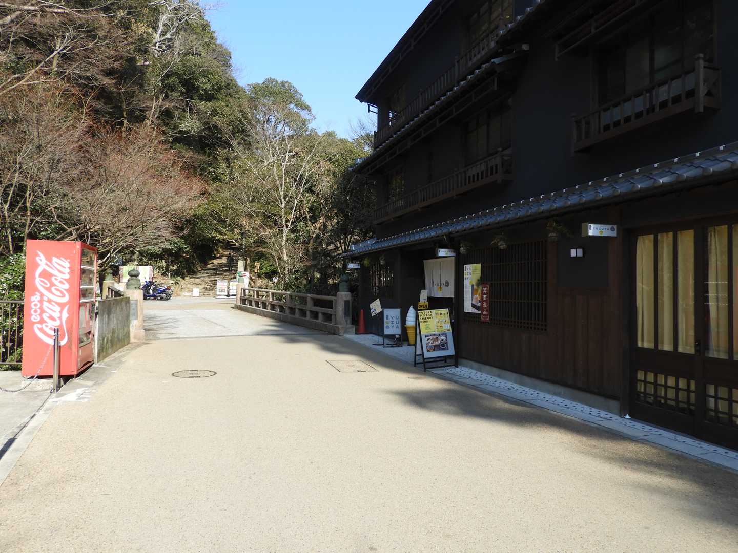 滝道に下りて来ました。
YUZUYA橋本亭。寄りたいけど、この日は急いでいるのでまたの機会に。