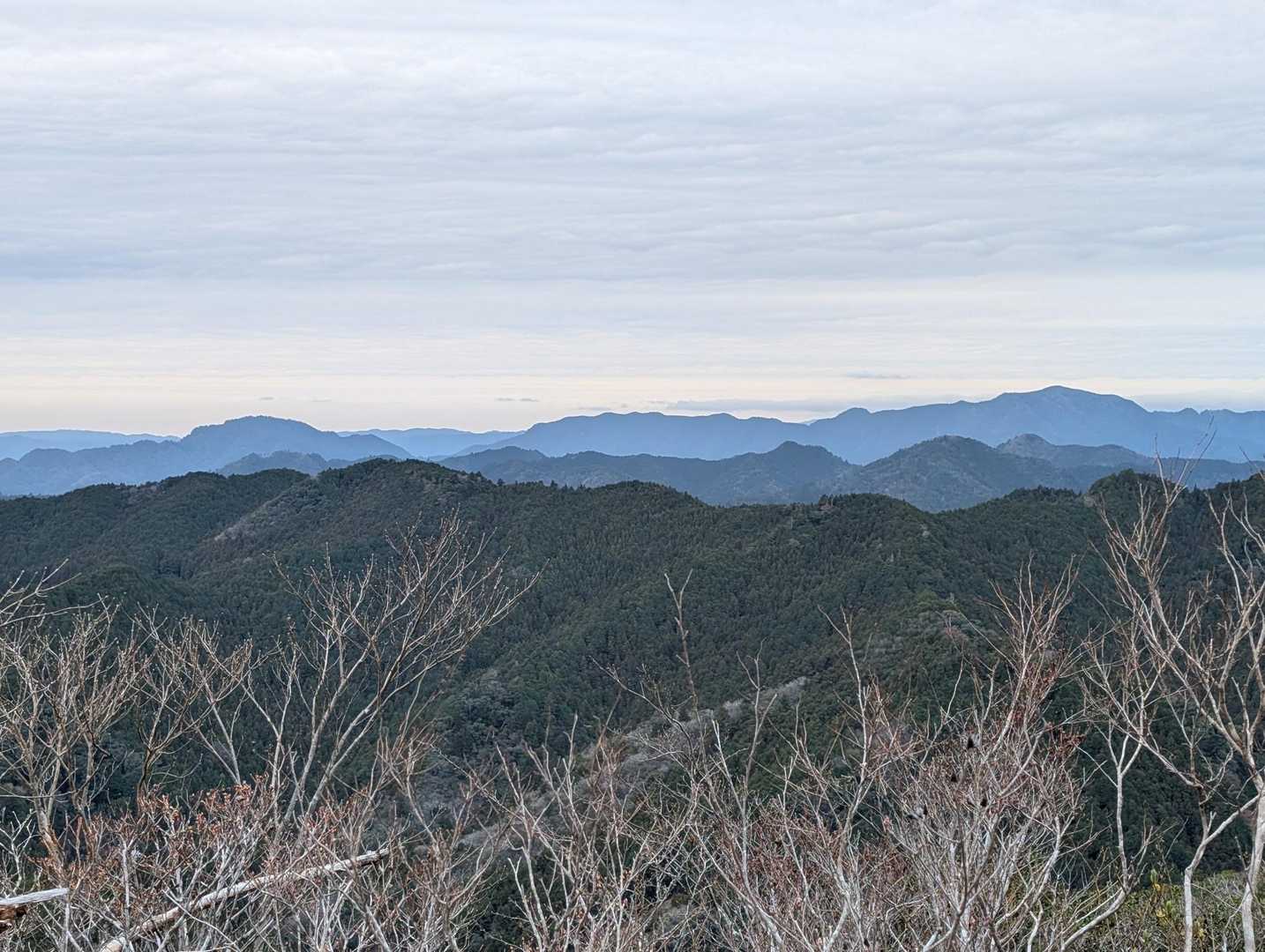 西側の眺め
左から鳳来寺山、棚山高原、宇連山
手前には弓張山地の稜線