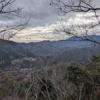 頂上から少し奥まったところにちょっとした眺望