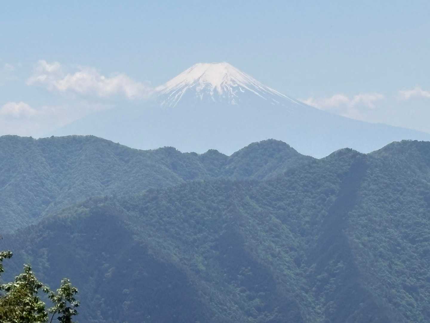 　最後のピーク、槇寄山からの眺望です。ここの山頂は広く、多くの人が休んでいました。少し霞んできたけど富士山も見えました🥰