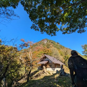 行者還避難小屋🛖
中はキレイでした✨
トイレあり…紙はなし🚻