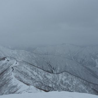 振り向いて野塚岳
ホントに稜線多いですね
もちろん爆風ですけど🌪️
