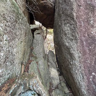 岩を潜って無事降りて来たところ。