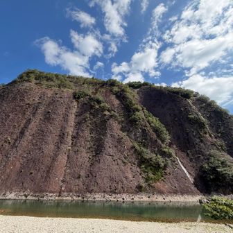 高さ100m、幅500mの割れ目の無い巨大な一枚岩。