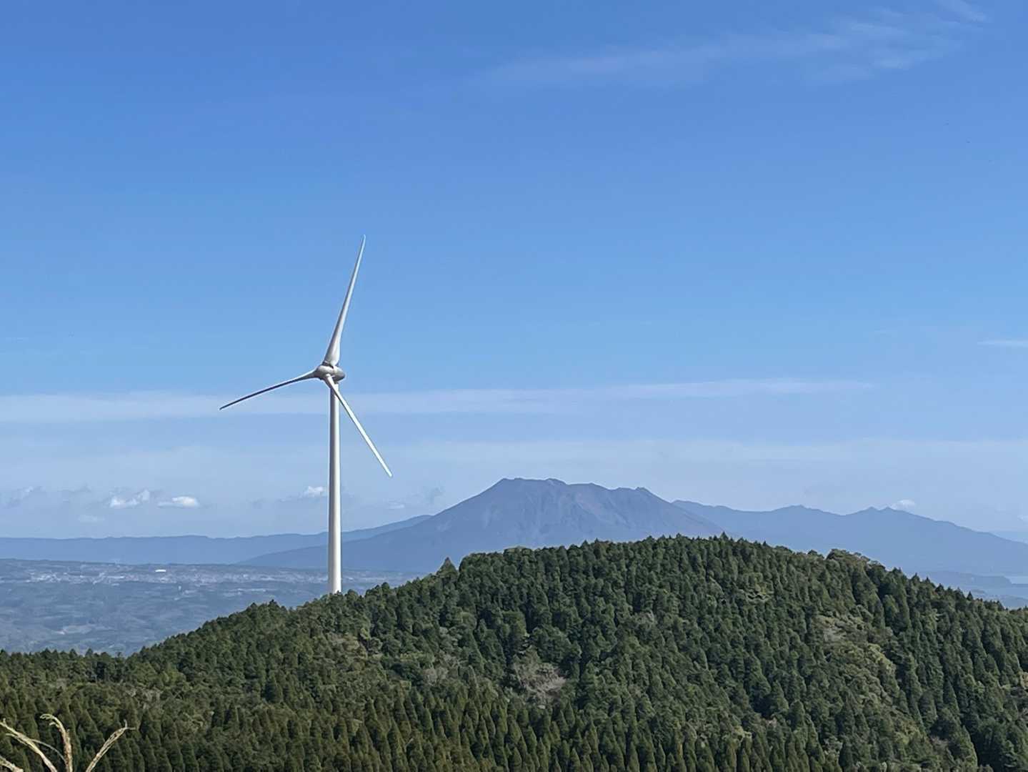 桜島と風力発電機