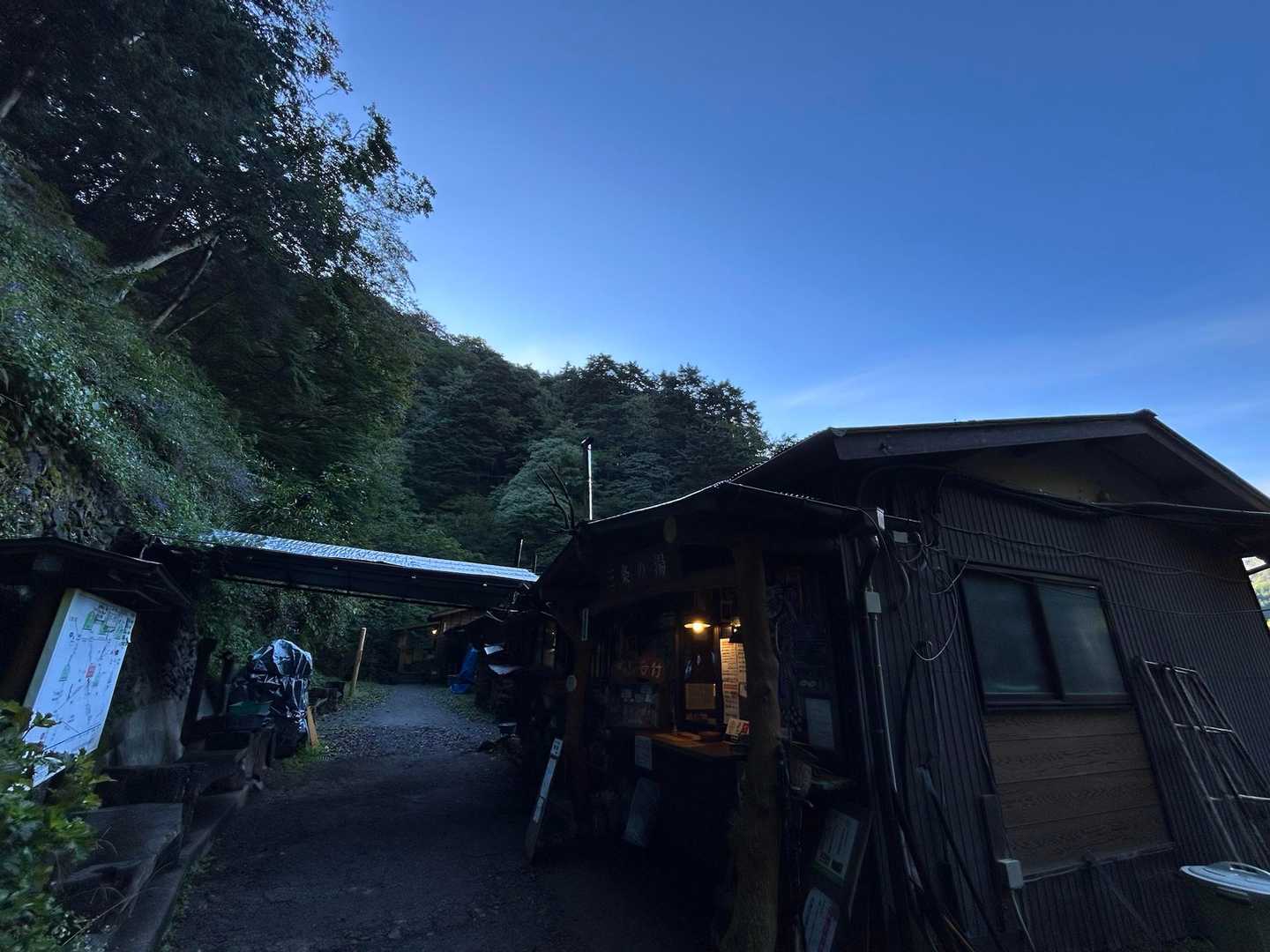お祭バス停-雲取山・飛龍山登山口-飛龍山-飛竜権現-前飛竜 縦走コースの写真