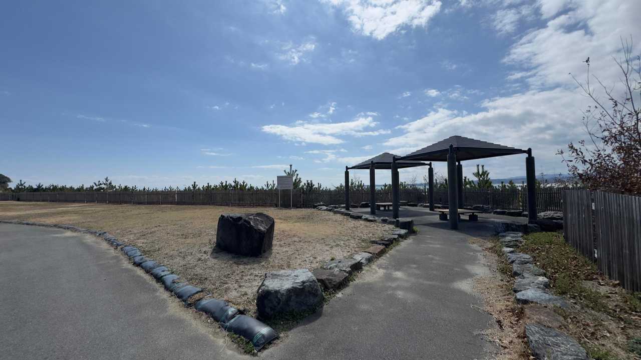 防潮堤のウチ側に防災緑地が整備され、所々に四阿やベンチがあります