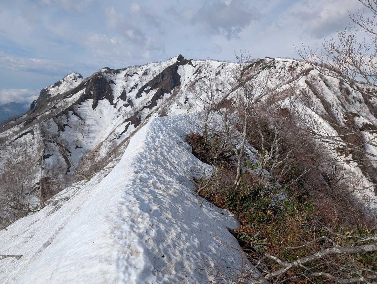 かなり細い尾根歩き
踏み外すと一発アウト