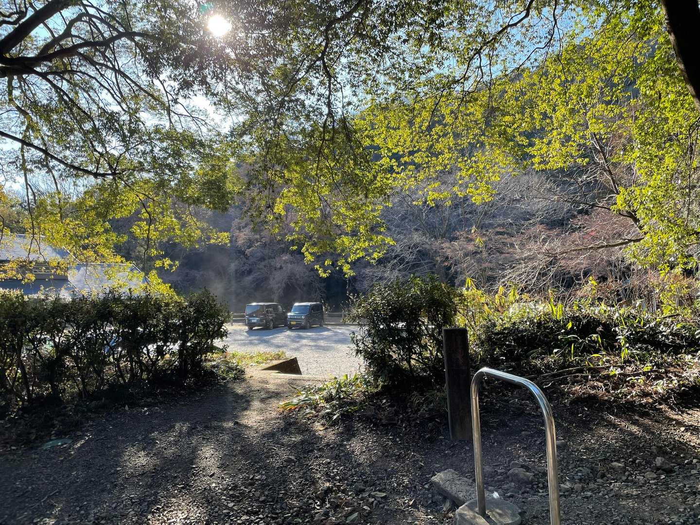 大中寺駐車場です。ここを利用する人が多いみたいです。少し手前で、青入山で相席した若いカップルさんが車を停めて挨拶してくれました☺️