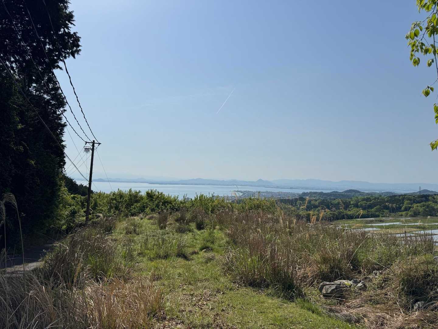登山口に向かう途中で振り返ると琵琶湖が見えました。