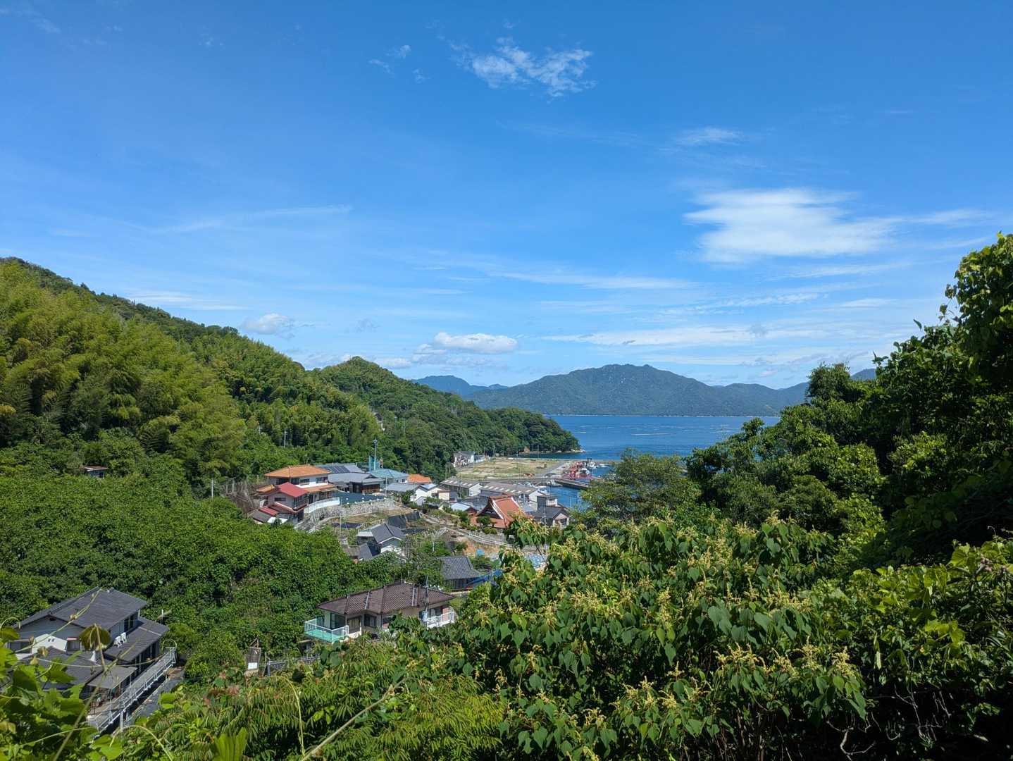 ロード歩き少し上がると良い眺め✨
海とのどかな集落✨
それにしても梅雨の合間の晴れ！見事な快晴の青空！