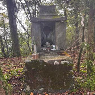 少し下にある矢越神社