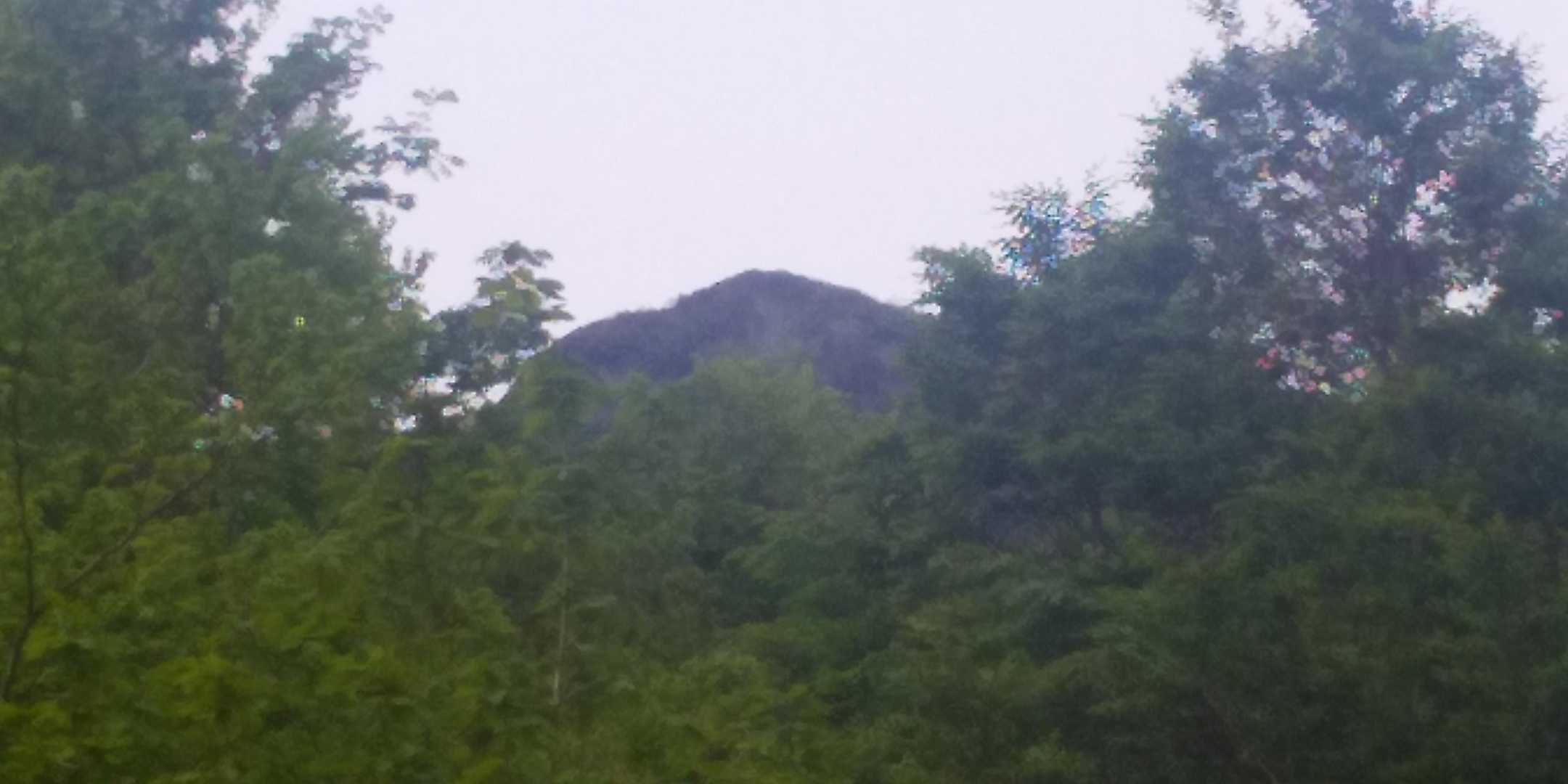 荒海山が見えます
　遠く感じます