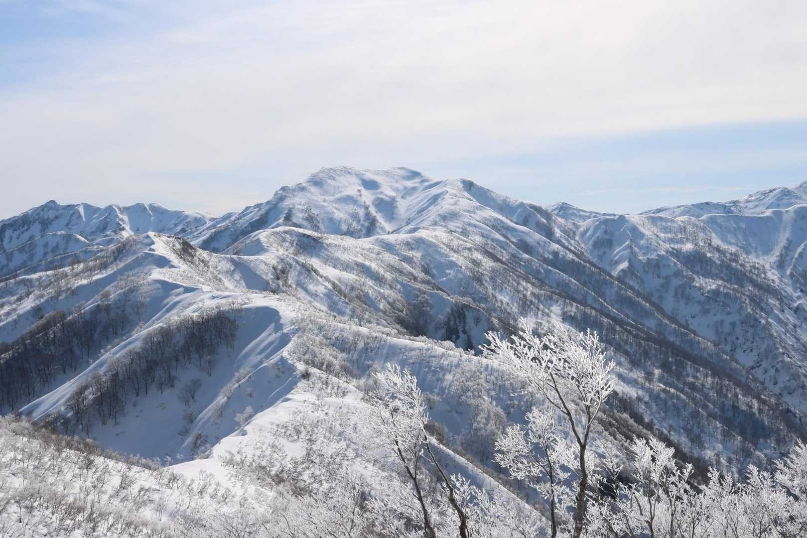 大地山より初雪山を望む
