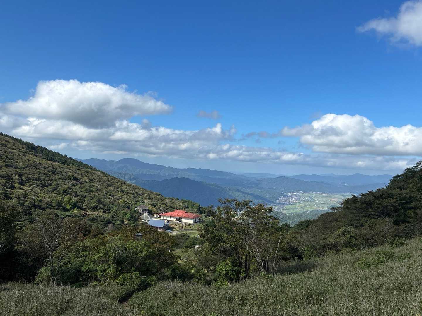 赤石ヶ岳に向かう途中の登山道から、公園管理棟を望む。赤い屋根が緑によく映えている。